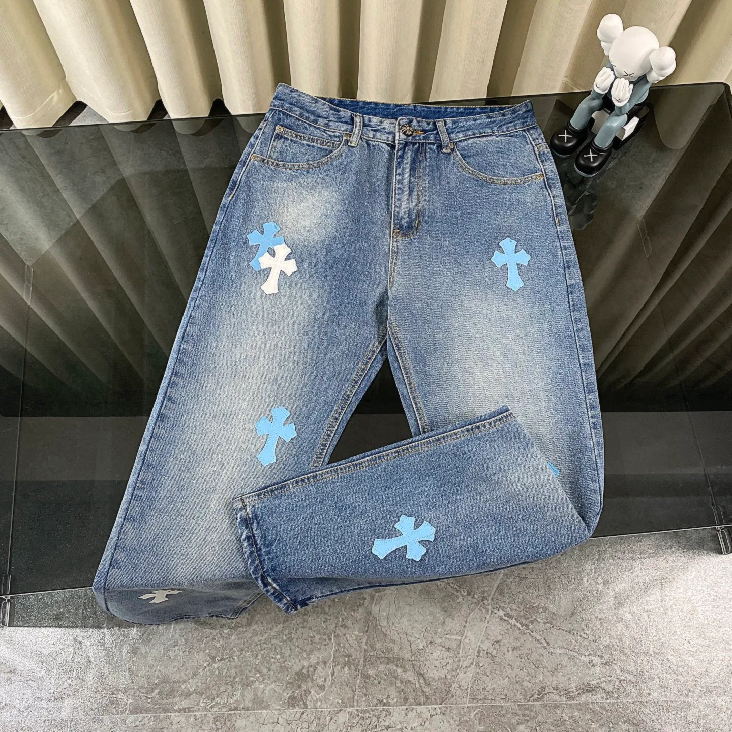 🅿️280 chrome hearts 2025 new city limited leather label jeans vi Top heavy industry fashionable design] Consistent high street luxury style creation. Speaking of this style, the Zangyin family and GU family are definitely among the leading representative brands. Especially the Zangyin family has really achieved a state-of-the-art effect in creating high street style. It is made of unique washed materials. The color system of this model is already quite eye-catching. After it is decorated with patchwork cross flowers, it cleverly highlights the charm of the brand. Secondly, this model uses classic The classic high-waist cutting design highlights the long legs and the fashionable temperament of the upper body. The brand is highly recognizable and the slim fit configuration is more suitable for daily wear. This product is a product that interprets personality, fashion, and specifications at a glance. This single product is enough to make any fan excited. It can be a white T-shirt for youthful preppy style, or a tight sling for royal lady style. It has strong matching ability and can be easily controlled by men.  [Material and craftsmanship] Needless to say, this point goes without saying. As an excellent craftsman brand, Zangyin has really perfect requirements for details and craftsmanship. The washed color of this model has gone through so many processes, not to mention the embellishment of the denim appliqués. It is also purely handmade and sewn. Just like what they believe in, only handmade things have soul and have the meaning of wear. A top-notch heavy-duty fashionable denim item, I look forward to your perfect interpretation! !  Size:28-34